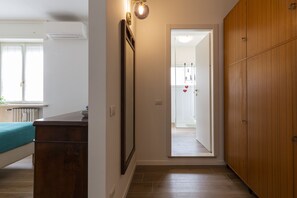 Apartamento superior | Baño | Ducha, cabezal de ducha tipo lluvia, secador de pelo y bidé