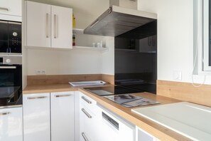 Réfrigérateur, micro-ondes, four, lave-vaisselle