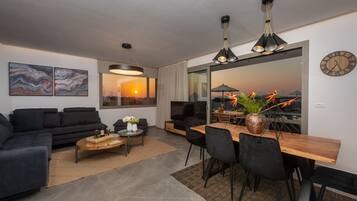 Vila panorâmica, 2 quartos, piscina particular, no piso térreo | Área de estar | Smart TV 46 polegadas com canais a cabo, TV