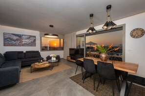 Vila panorâmica, 2 quartos, piscina particular, no piso térreo | Área de estar | Smart TV 46 polegadas com canais a cabo, TV