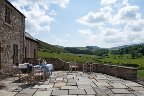HOUSEDON HAUGH - a rural home in Northumberland, sleeping 9+2