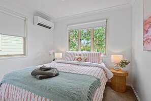 4 bedrooms, iron/ironing board, travel cot, free WiFi - Paddo Central ~ 4Bed/2Bath/1Car/CBD Views ~ House (Paddington)