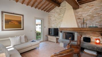 Villa Exclusive | Area soggiorno | TV a schermo piatto 32 pollici con canali via cavo, TV, caminetto