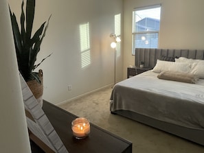 Room - 10 Minutes to the Superbowl! Westgate! Family Sized home that is a quiet getaway (Glendale)