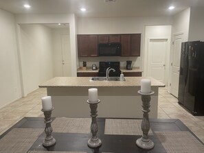 Private kitchen - 10 Minutes to the Superbowl! Westgate! Family Sized home that is a quiet getaway (Glendale)