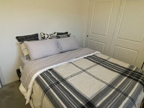 Room - 10 Minutes to the Superbowl! Westgate! Family Sized home that is a quiet getaway (Glendale)