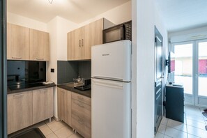 Fridge, microwave, oven, coffee/tea maker