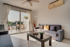 TV - Apartment Katy Summar (Ayia Napa)