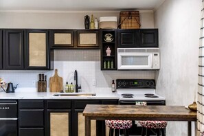 冰箱、微波炉、烤箱、炉灶