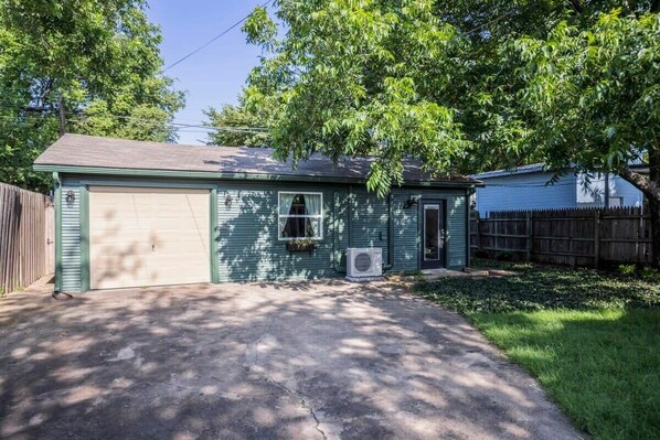 Property grounds - 5min to Bishop Arts - Stay at Meadow House (Dallas)