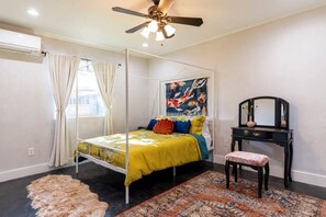 1 bedroom, iron/ironing board, WiFi, bed sheets - 5min to Bishop Arts - Stay at Meadow House (Dallas)
