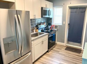Fridge, microwave, oven, stovetop - Johns Pass Retreat Renovated-Walk 2 Beach-King bed (Madeira Beach)