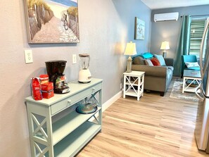 TV - Johns Pass Retreat Renovated-Walk 2 Beach-King bed (Madeira Beach)