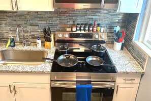 Fridge, microwave, oven, stovetop - Johns Pass Retreat Renovated-Walk 2 Beach-King bed (Madeira Beach)