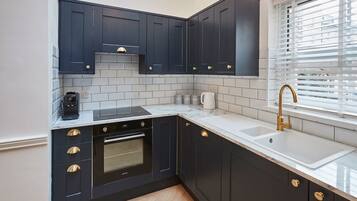 Køleskab, mikrobølgeovn, ovn, kogeplade