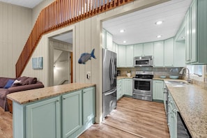 Coffee/tea maker, fridge, microwave, oven - Hummingbird Haven | Cove to Main Lake Views (Macon)