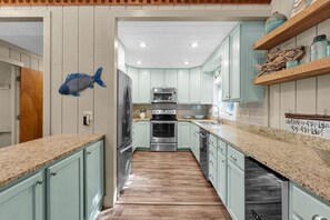 Coffee/tea maker, fridge, microwave, oven - Hummingbird Haven | Cove to Main Lake Views (Macon)