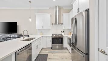 Kühlschrank, Mikrowelle, Ofen, Herdplatte