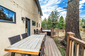Outdoor dining - Mtn Getaway Near Pikes Peak | Hot Tub & Pool Table (Cascade-Chipita Park)