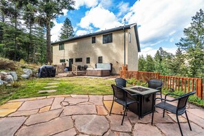 Outdoor dining - Mtn Getaway Near Pikes Peak | Hot Tub & Pool Table (Cascade-Chipita Park)