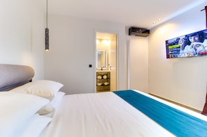 Egyptian cotton sheets, premium bedding, minibar, in-room safe