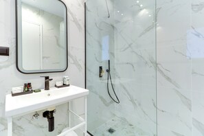 Estudi en suite familiar | Bany | Dutxa, capçal de dutxa tipus cascada i articles de tocador de disseny 