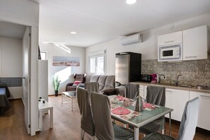 Kylskåp, mikrovågsugn, spishäll och kaffe- och tebryggare