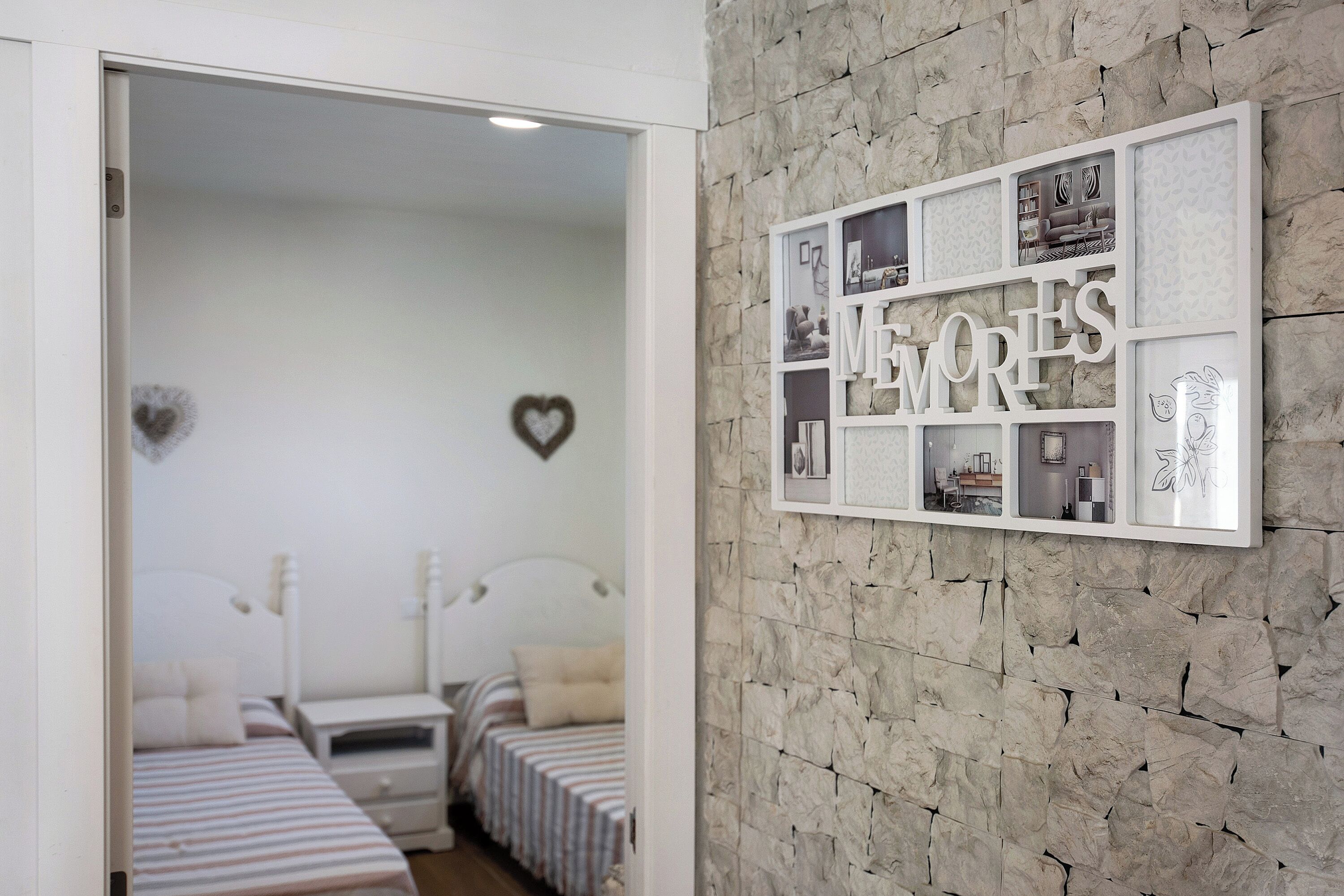 3 slaapkamers, een strijkplank/strijkijzer, gratis wifi, beddengoed