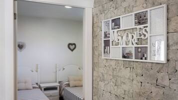 3 slaapkamers, een strijkplank/strijkijzer, gratis wifi, beddengoed