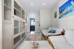 TV - Holiday Apartment "El Velero" with Shared Pool, Private Terrace & Wi-Fi (Chiclana de la Frontera)