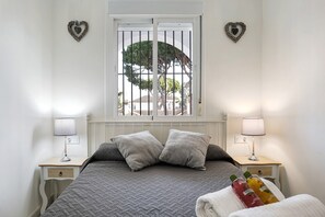 2 bedrooms, free WiFi, bed sheets - Holiday Apartment "El Velero" with Shared Pool, Private Terrace & Wi-Fi (Chiclana de la Frontera)