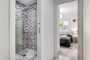 Chuveiro, secador de cabelo, toalhas de banho 