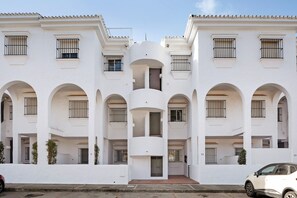 Exterior - Holiday Apartment "El Velero" with Shared Pool, Private Terrace & Wi-Fi (Chiclana de la Frontera)