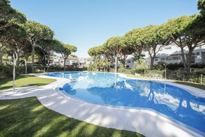 Pool - Holiday Apartment "El Velero" with Shared Pool, Private Terrace & Wi-Fi (Chiclana de la Frontera)