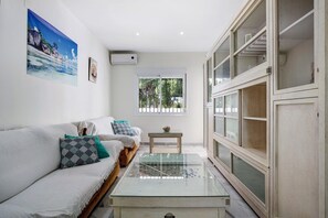 TV - Holiday Apartment "El Velero" with Shared Pool, Private Terrace & Wi-Fi (Chiclana de la Frontera)