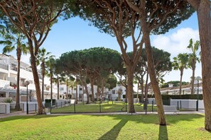 Property grounds - Holiday Apartment "El Velero" with Shared Pool, Private Terrace & Wi-Fi (Chiclana de la Frontera)