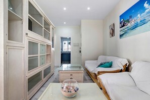 TV - Holiday Apartment "El Velero" with Shared Pool, Private Terrace & Wi-Fi (Chiclana de la Frontera)