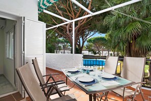 Outdoor dining - Holiday Apartment "El Velero" with Shared Pool, Private Terrace & Wi-Fi (Chiclana de la Frontera)