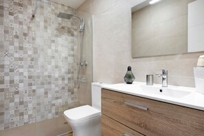 Een douche, handdoeken