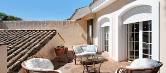 Villa 'Olmo Tree' with Private Pool, Wi-Fi and Air Conditioning
