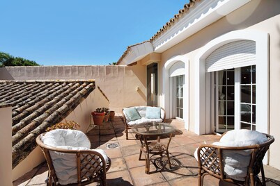 Villa 'Olmo Tree' with Private Pool, Wi-Fi and Air Conditioning