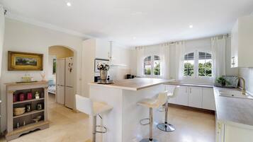 Een koelkast, een magnetron, een oven, een kookplaat