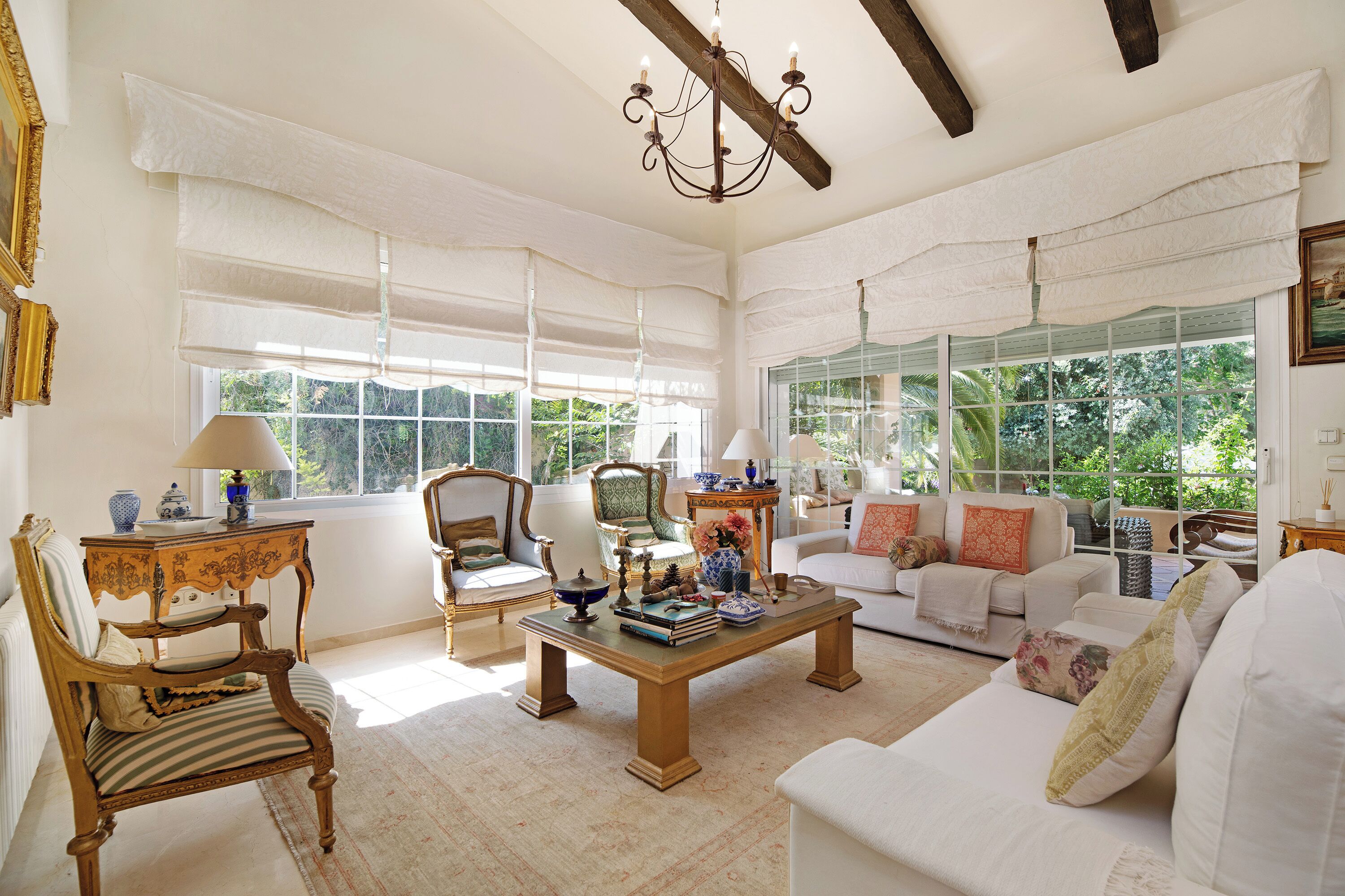 Una televisión, una chimenea