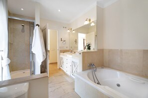 Bathtub, hair dryer, towels - Villa 'Olmo Tree' with Private Pool, Wi-Fi, and Air Conditioning (Puerto de santa maria)