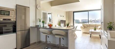 冷蔵庫、電子レンジ、オーブン、コンロ