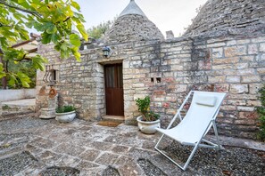 Terrace/patio - Villa 'Trullo Relax' with Private Terrace, Wi-Fi and Air Conditioning (Monopoli)