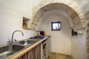 Fridge, stovetop, coffee/tea maker, cookware/dishes/utensils - Villa 'Trullo Relax' with Private Terrace, Wi-Fi and Air Conditioning (Monopoli)