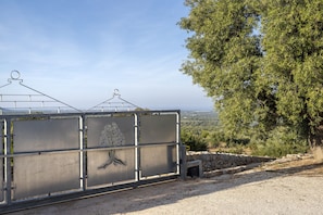 Property grounds - Villa 'Trullo Relax' with Private Terrace, Wi-Fi and Air Conditioning (Monopoli)