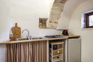 Frigorifero, piano cottura, macchina per tè/caffè