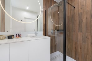 Shower, towels - Wi?lane Tarasy by Renters Prestige (Kraków)